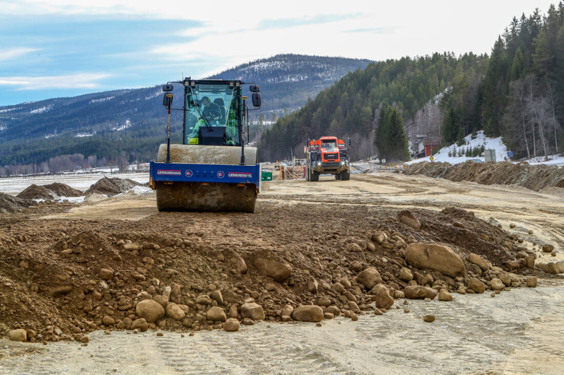 Den nye veistrekningen bygges opp lag på lag, slik at den skal tåle tohundreårsflom, pluss en halv meter. (Foto: Harald Vingelsgaard)
