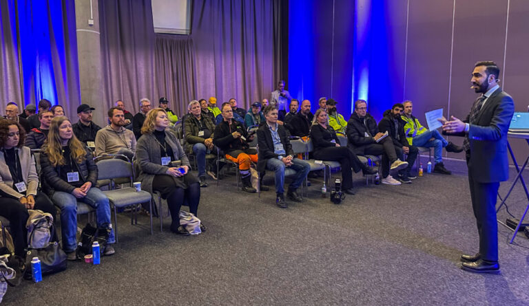 Vannet i Norge er trygt og tilstrekkelig, men det er ingen selvfølge, sa statssekretær i Helse- og omsorgsdepartementet, Usman Ahmad Mushtaq, og nevnte blant annet farer som sabotasje, cyberangrep, forurensing og forgiftning av drikkevann. (Foto: Runar F. Daler)