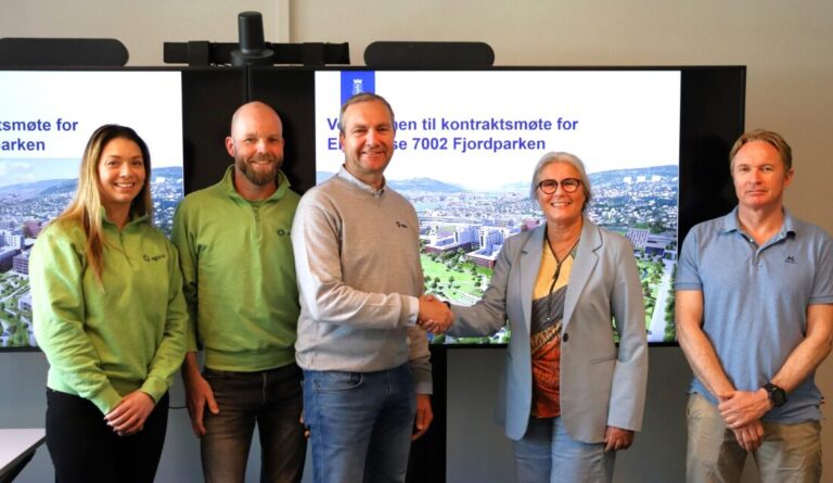 Prosjektsjef Fridtjof Myhrene i Agaia og prosjektleder Nina Nilsen Åshaug i Drammen kommune har signert kontrakten om Fjordparken i tilknytning til Nytt sykehus i Drammen (NSD). Øvrige på bildet: Fra venstre internjurist Therese Bekkevold og prosjektleder Kent Åsen, begge Agaia. Til høyre byggeleder Stian Vatndal, Drammen kommune. (Foto: Agaia)