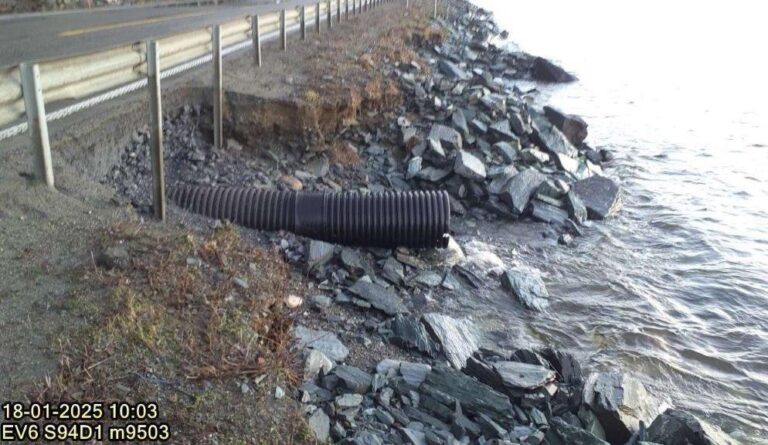 Deler av veiskråningen ble vasket under stormen i januar. Nå starter Veidekke reparasjonen av E6-strekningen. (Foto: Statens vegvesen)