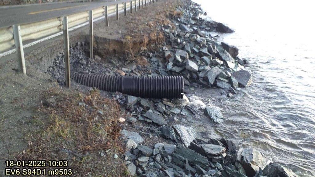 Deler av veiskråningen ble vasket under stormen i januar. Nå starter Veidekke reparasjonen av E6-strekningen. (Foto: Statens vegvesen)