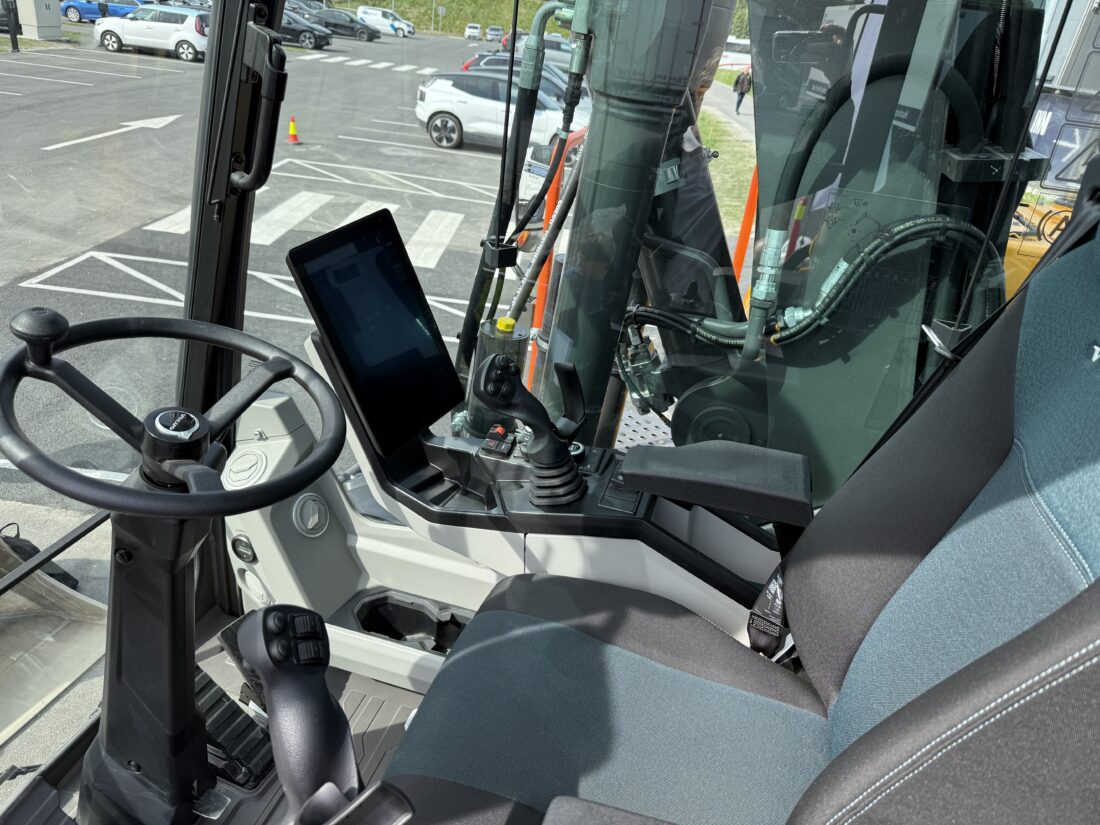 Den nye 12,8 tommers touchskjermen er flyttet ned fra A-stolpen og er nå integrert i konsollen med førerstolen og armlener. Armlenet har også integrert ladeplate for mobiltelefon. Bommen er flyttet litt lengre bakover, noe som gir bedre sikt gjennom høyre siderute. (Foto: Njål Hagen)