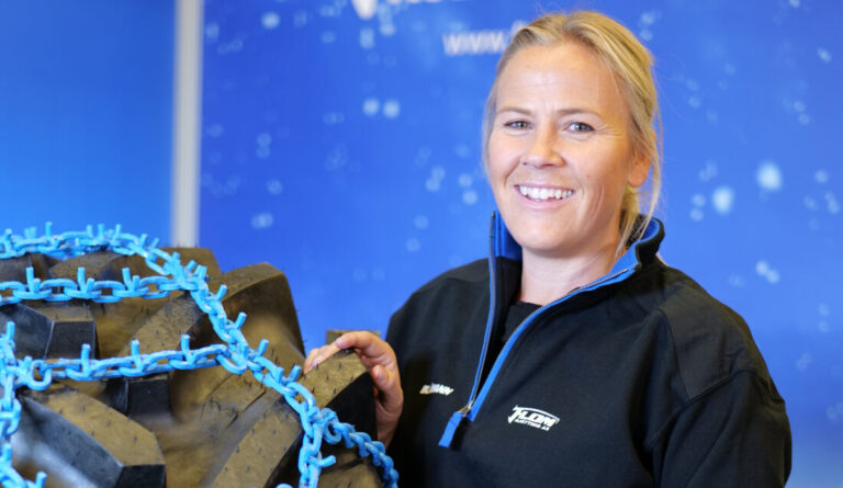 Flom Kjetting er tildelt retten til å bruke opphavsmerket Made in Norway. Daglig leder Ingunn L. Flom med kjettingen Blåmann U-brodd. (Foto: Flom Kjetting)
