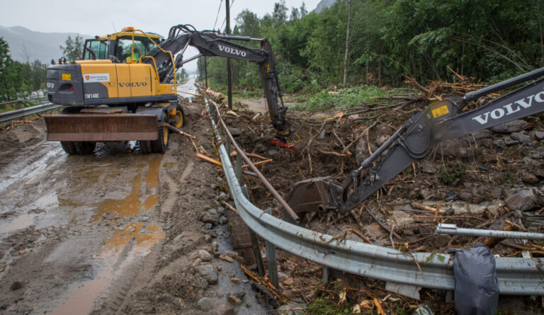 For å være rustet for å takle uforutsette hendelser i hele landet, vil Statens vegvesen forlenge fristen for nullutslippsmaskiner i veidriften. Her fra flomskred på E39 i Jølster. (Foto: Silje Drevdal, Statens vegvesen)
