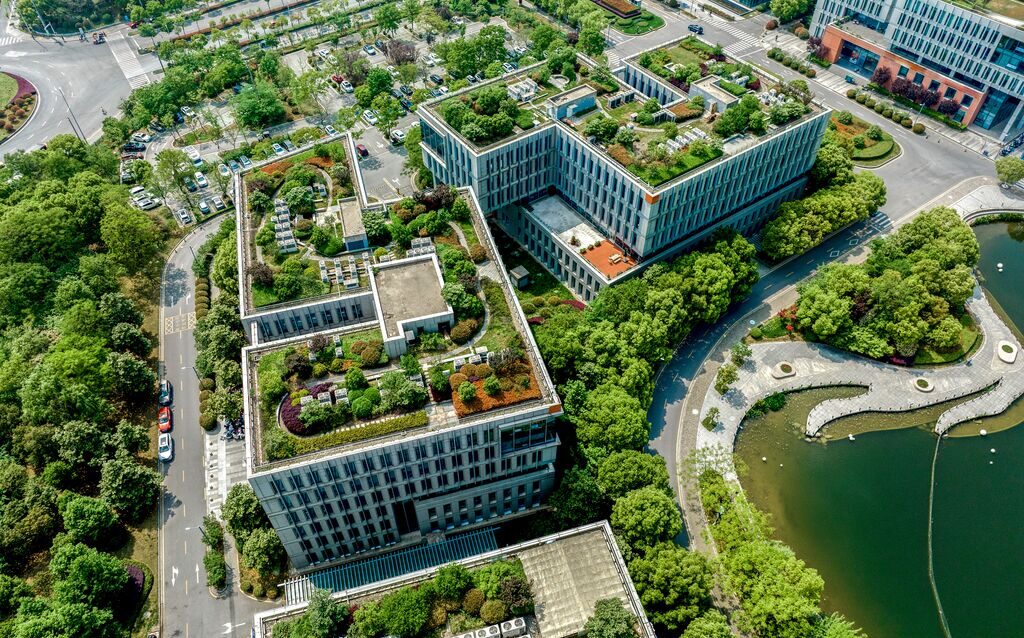 Klimaendringer og urbanisering gir byene dobbelt utfordring: både flom og vannmangel. For å møte dette kreves nye løsninger, ifølge Norsk Wavin, der overvann behandles som en verdifull ressurs og utnyttes der det faller. (Foto: Wavin)