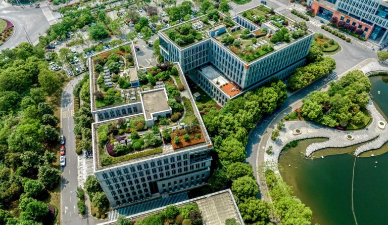 Klimaendringer og urbanisering gir byene dobbelt utfordring: både flom og vannmangel. For å møte dette kreves nye løsninger, ifølge Norsk Wavin, der overvann behandles som en verdifull ressurs og utnyttes der det faller. (Foto: Wavin)