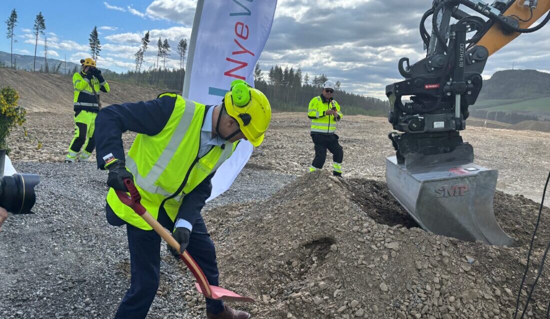 Samferdselsminister Jon-Ivar Nygård med offisielt spadetak for E6 Roterud-Storhove utenfor Lillehammer. (Foto: Camilla Bredde Pettersen / Samferdselsdepartementet)