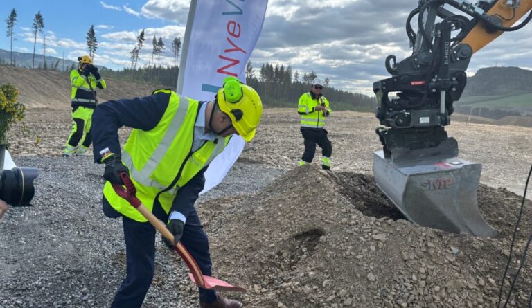 Samferdselsminister Jon-Ivar Nygård med offisielt spadetak for E6 Roterud-Storhove utenfor Lillehammer. (Foto: Camilla Bredde Pettersen / Samferdselsdepartementet)