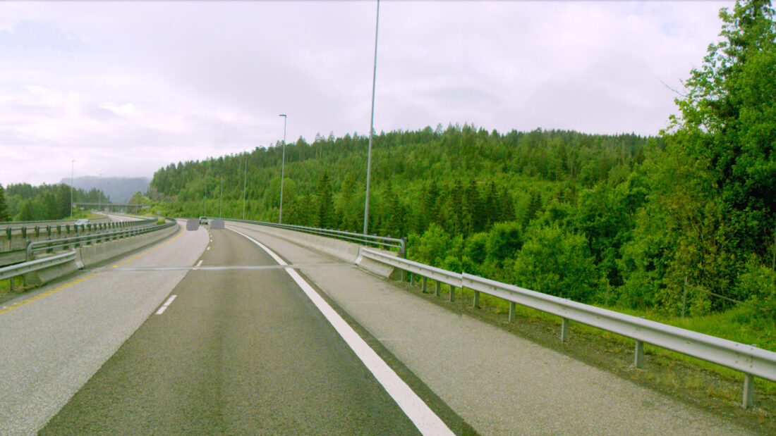 I februar punkterte flere kjøretøy på E18 Møllerdammen bru, like nord for Hanekleivtunnelen, pga. bolter som hadde løsnet. Nå betaler Veivesenet erstatning til kjøretøyeiere som fikk dekkene sine ødelagt. (Foto: Statens vegvesen)