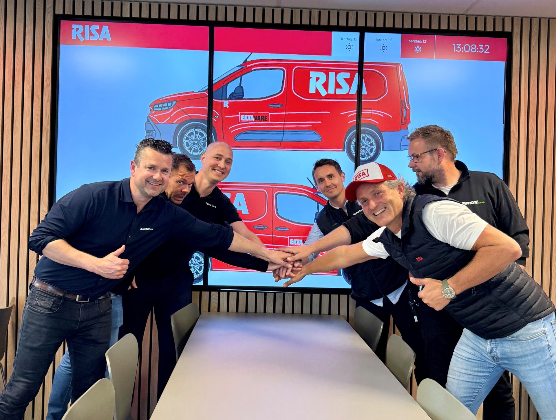 Fra venstre: Kjetil Friestad (daglig leder Rental.one), Joakim Reime (avdelingsleder internproduksjon i Risa AS), Jan Terje Meland (salgskonsulent nybil, privat og næring hos Toyota sørvest), Roald Salte (salgssjef Bryne hos Toyota sørvest), Kenneth Folkvord (innkjøpssjef Rental.one) og Bjørn Risa (daglig leder Risa AS). (Foto: Rental.one)