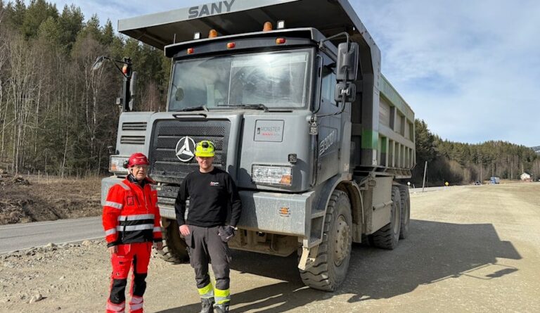 Prosjektleder Jan Egil Eilertsen fra Statens vegvesen og tipptrucksjåfør Lars Erik Nikolaysen Amundsen fra Anlegg Øst Entreprenør. De kinesiske tipptruckene har halve kapasiteten sammenlignet med dieseldrevne. (Foto: Linda Elisabeth Brateng/Statens vegvesen)