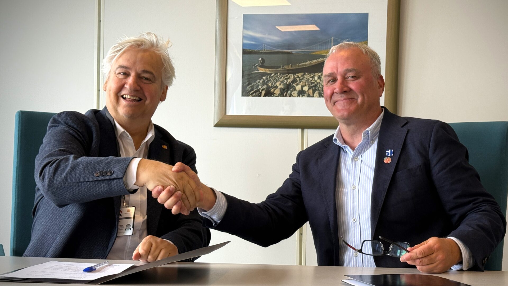 Her signerer utbyggingsdirektør Kjell Inge Davik i Statens vegvesen og konserndirektør anlegg, Anders Geirsta i Skanska, kontrakten som vil bety mye for mange. (Foto: Knut Haarvik / Statens vegvesen)