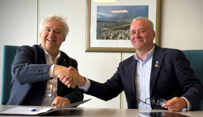 Her signerer utbyggingsdirektør Kjell Inge Davik i Statens vegvesen og konserndirektør anlegg, Anders Geirsta i Skanska, kontrakten som vil bety mye for mange. (Foto: Knut Haarvik / Statens vegvesen)
