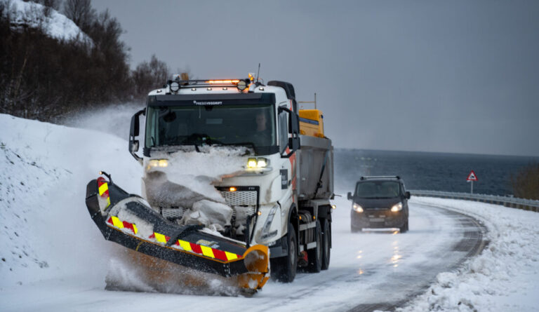 Brøyting er en viktig del av den nye driftskontrakten i Salten. (Foto: Bård Asle Nordbø/Statens vegvesen)