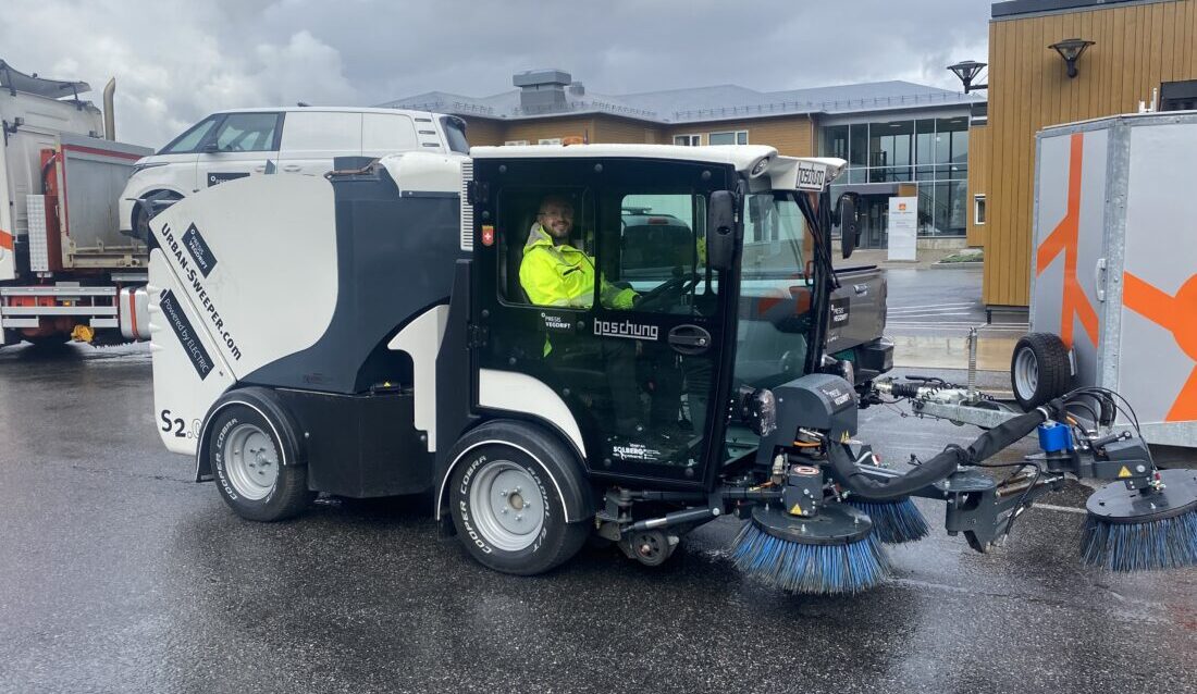 Feiing og spyling av veibane, gang- og sykkelveier er del av driftskontrakten. (Foto: Statens vegvesen)