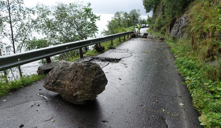 Fylkesveiene blir ofte brukt som omkjøringsveier. Disse veiene er ofte underdimensjonert og tåler ikke trafikkbelastningen. Mange fylkesveier er også utsatt for skred. (Foto: Vestland fylkeskommune)