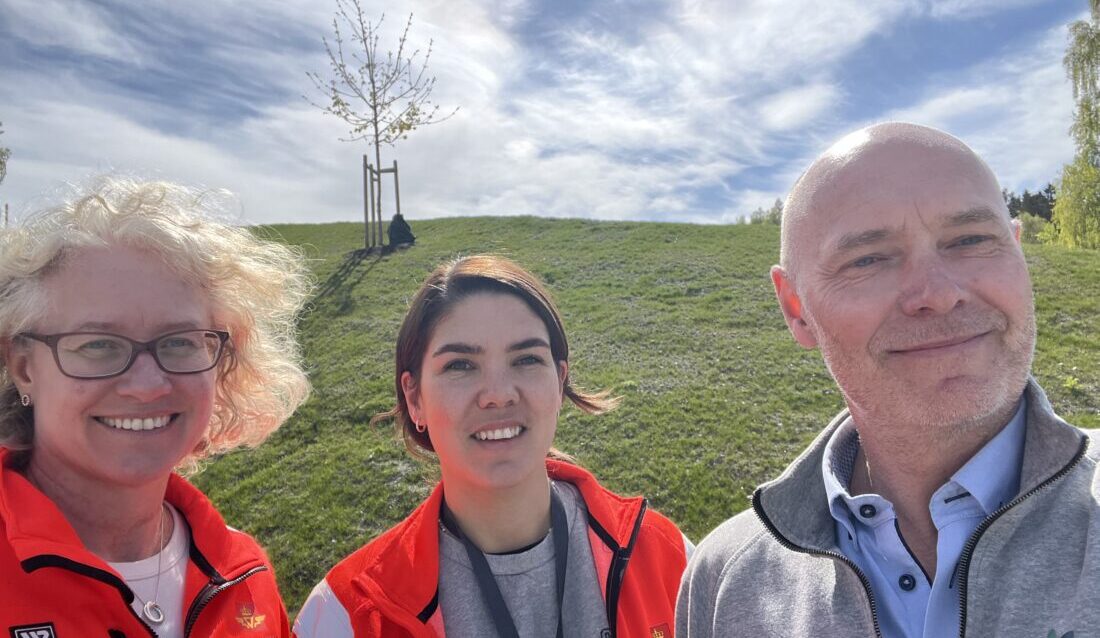 Fra venstre: Benedikte Watne Oliver og Mari Skybak (Statens vegvesen) og Hans Kristian Westrum (SoilSteam). (Foto: SoiilSteam)
