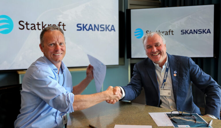 Saurdal kraftverk ble satt i drift i 1985 og produserer årlig rundt 1400 GWh med strøm. Tilløpstunnelen fra Blåsjø og ned til Saurdal kraftverk er 10 km lang, og skal nå utbedres og oppgraderes av Skanska. Anders Geirsta, konserndirektør for anleggsvirksomheten i Skanska (t.h.), og Svein Ilstad, Regiondirektør Sør, Statkraft signerte kontrakten 12. mai. (Foto: Statkraft)