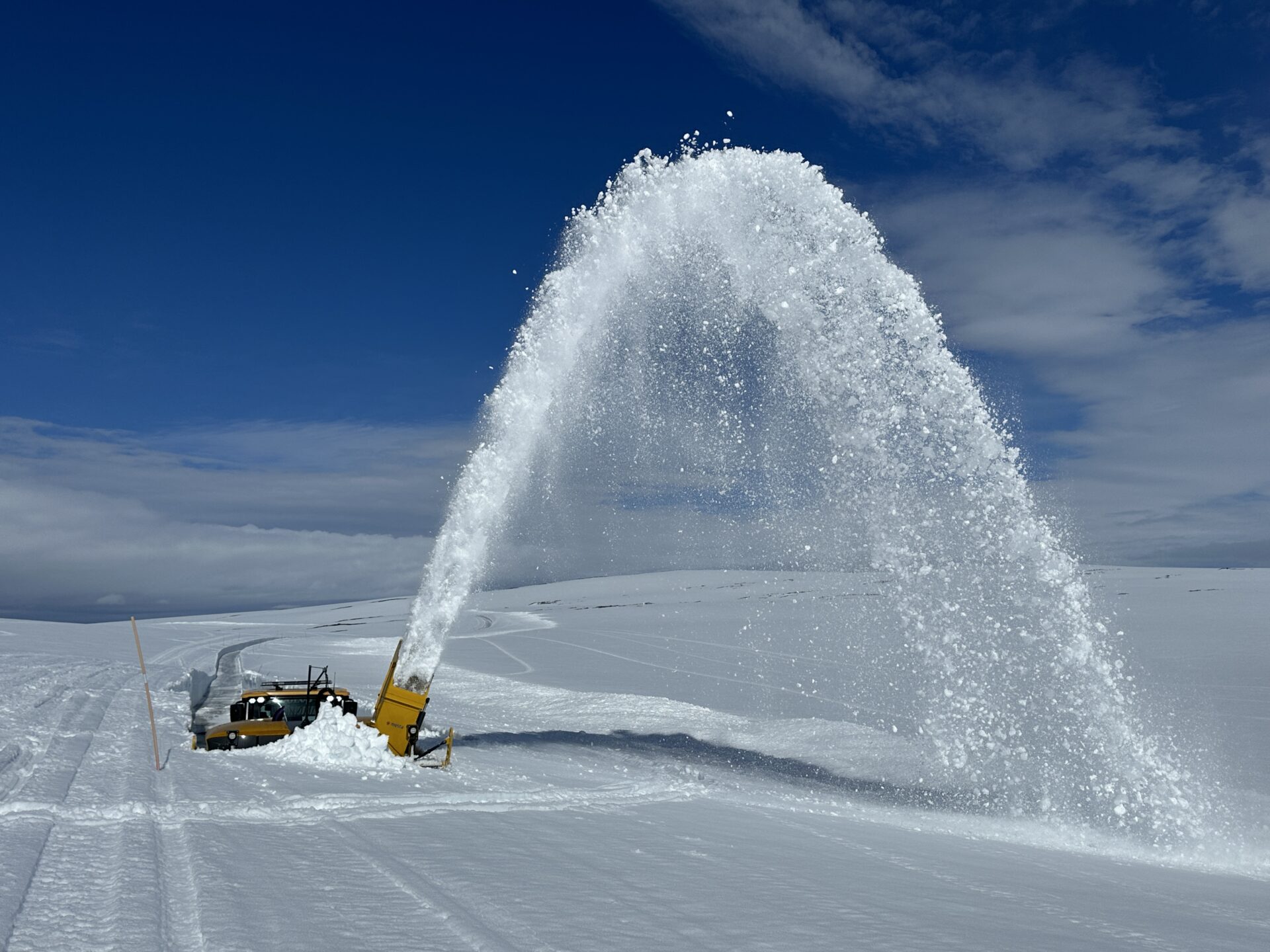 Mestas brøyteutstyr jobber seg gjennom snømassene for å åpne den vinterstengte veien til Nervei i Finnmark. (Foto: Mesta)