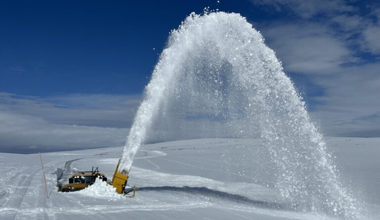 Mestas brøyteutstyr jobber seg gjennom snømassene for å åpne den vinterstengte veien til Nervei i Finnmark. (Foto: Mesta)
