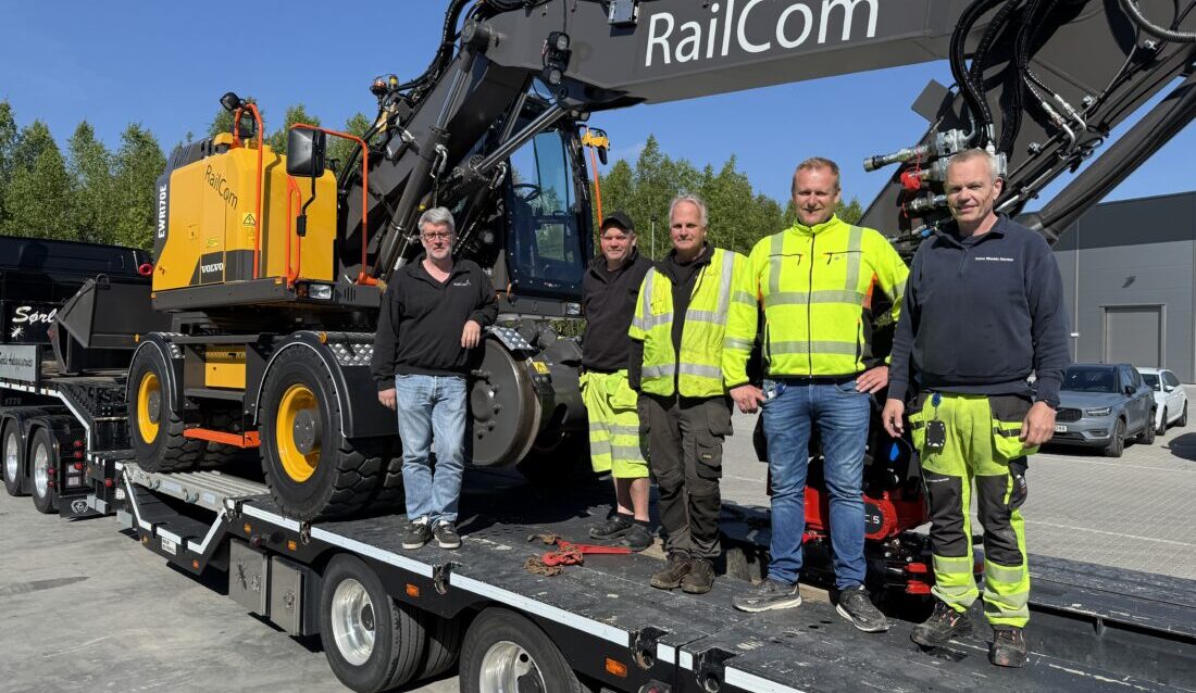 Ferdig lastet og klar for transport: RailComs nyeste Volvo EWR170 er verdens første Volvo levert med High Rail kategori 9B railkassett. Fra venstre: Dag Runar Larsen, maskinfører RailCom, Jo Are Håkelia, lastebilsjåfør Sørlie Anleggsservice, Mikael Eriksson, maskinsjef RailCom, Dag Bjørnar Dønnum Jensen, distriktssjef Volvo Maskin, og Runar Borgen, mekaniker Volvo Maskin. (Foto: Njål Hagen)