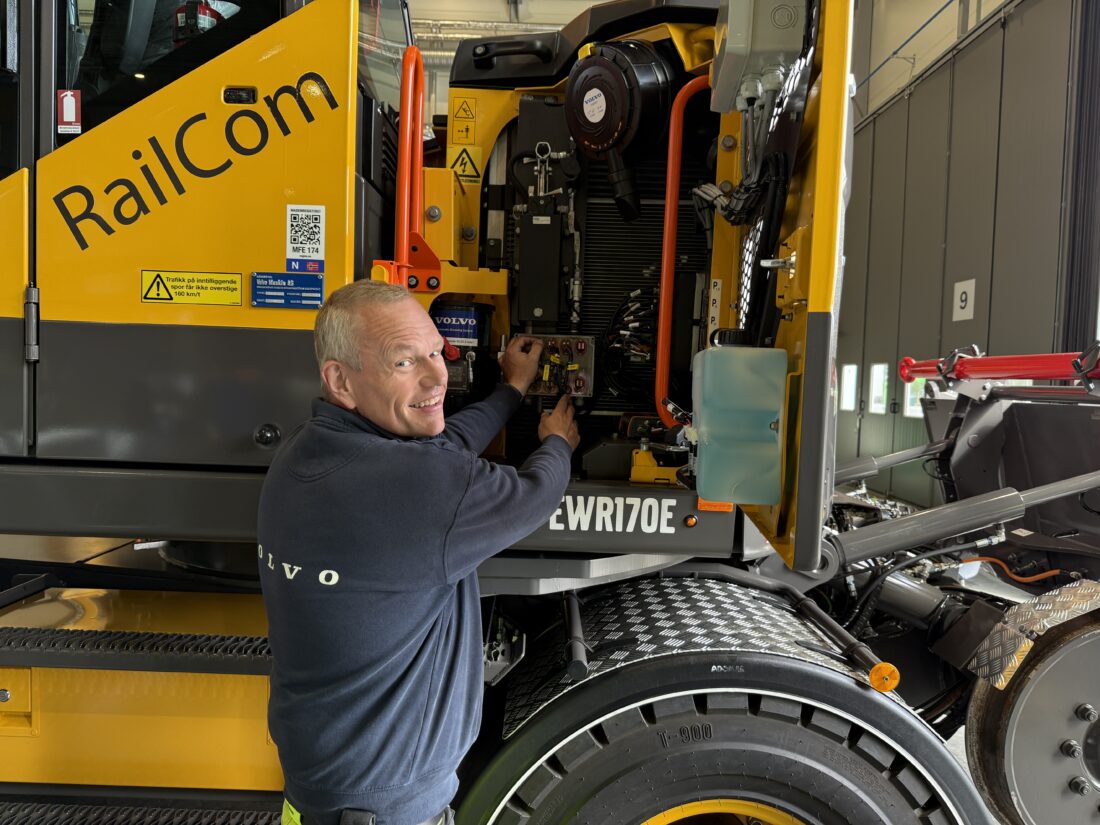 Runar Borgen, mekaniker hos Volvo Maskin, har bygd om og tilpasset EWR170-maskinen i henholdt til ønsker fra RailCom etter at den var ferdig hos CE Engineering Solutions (CEES) i Malmø. (Foto: Njål Hagen)