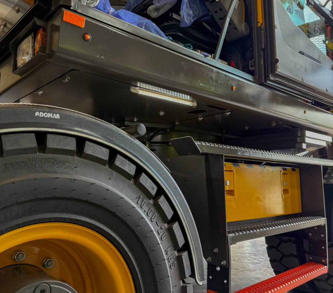 Det er gjort mange tilpasninger på Volvo EWR170-maskinen til RailCom. De tre «skivene» som sees i bakkant og under overvogna er ekstra motvekt på 2000 kg. Dette for å gjøre overhenget bak mindre. (Foto: Njål Hagen)