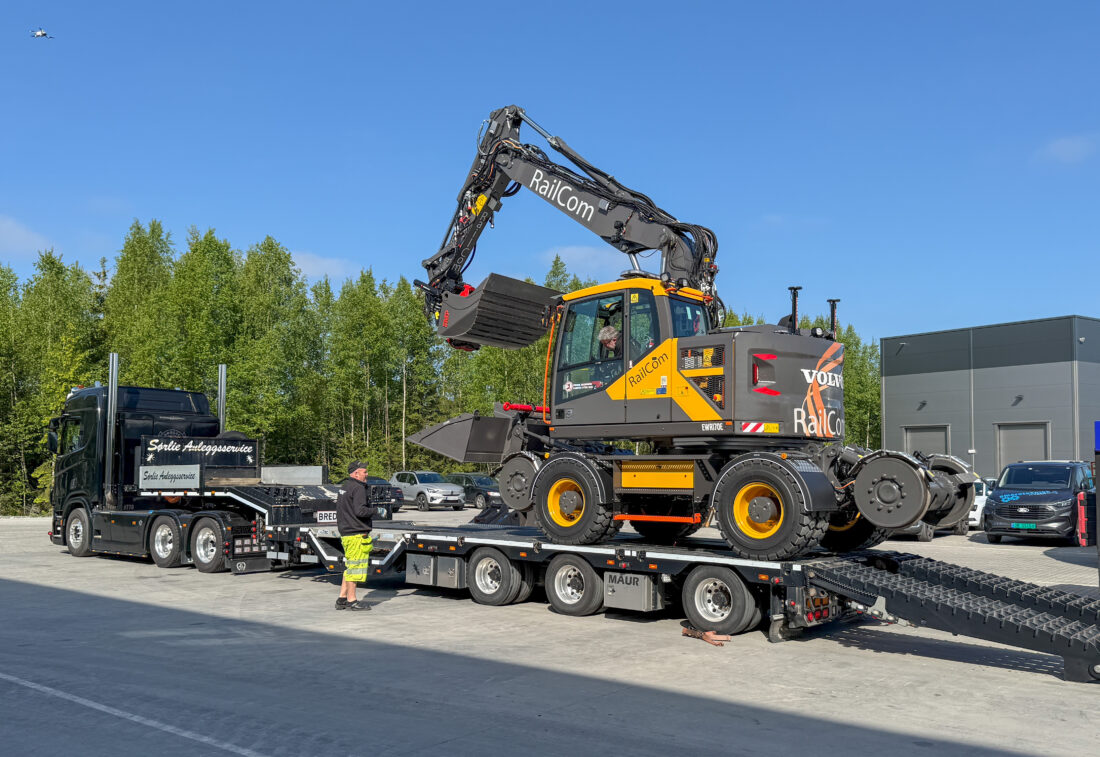 Maskinfører Dag Runar Larsen, som for øvrig har vært involvert i hele prosessen før, under og etter bestilling av den nye Volvo EWR170E, fikk gleden av å kjøre den opp på hengeren. Etter litt små tilpasninger hos RailCom skal maskinen settes i drift på Rørosbanen. (Foto: Njål Hagen)