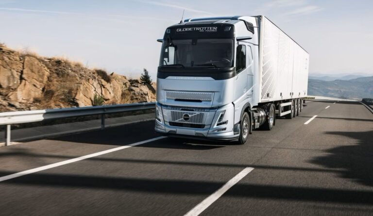 Volvo FM, FH og FH Aero kan kjøre på både biogass, et fornybart drivstoff laget av organisk avfall, og flytende naturgass (LNG). Med en rekkevidde på opptil 1000 kilometer skal disse lastebilene være godt egnet til langtransport, regional kjøring og anleggsoppdrag. (Foto: Volvo Trucks)
