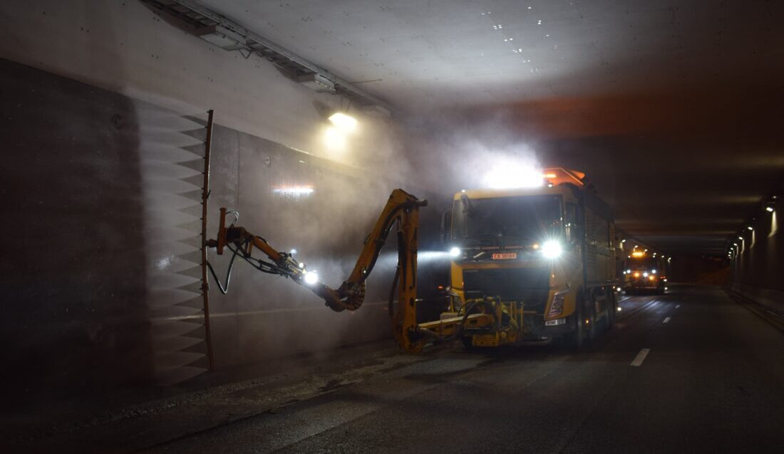Tunnelvask er en av mange oppgaver som inngår i den omfattende drift- og vedlikeholdskontrakten med Statens vegvesen som gjelder fra september i år. (Foto: Ole Kristian Kjosbakken/Statens vegvesen)