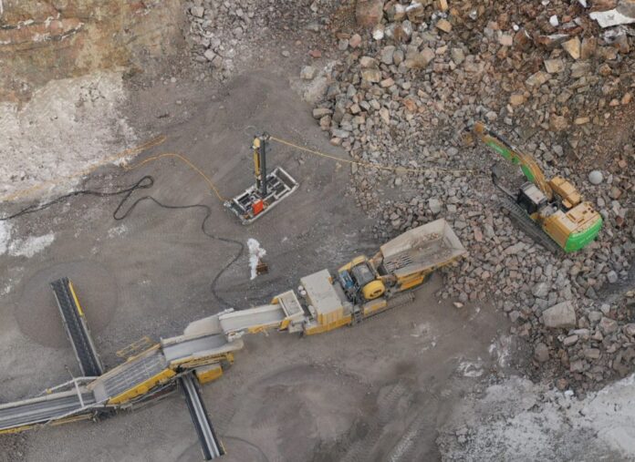 En rapport fra SINTEF skal vise at det er fullt mulig å få ned utslippene i anleggssektoren gjennom utslippsfrie anleggsplasser. (Foto: SINTEF)|Ladecontainer på E18 Rugtvedt-Langangen. (Foto: SINTEF)