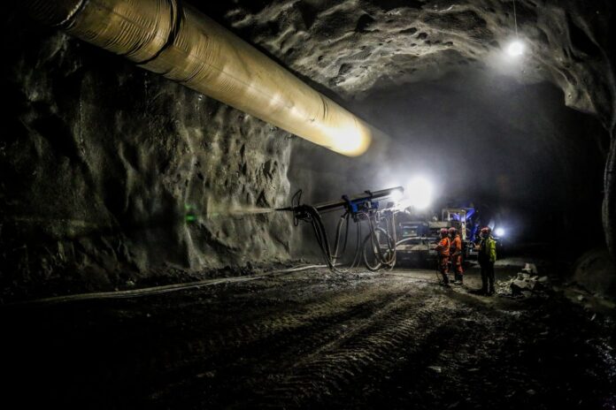 BARE SPRØYT: Her sikres det med sprøytebetong. I etterkant av de to kollapsene har det blitt brukt relativt mye av det. (Foto: Runar F. Daler)