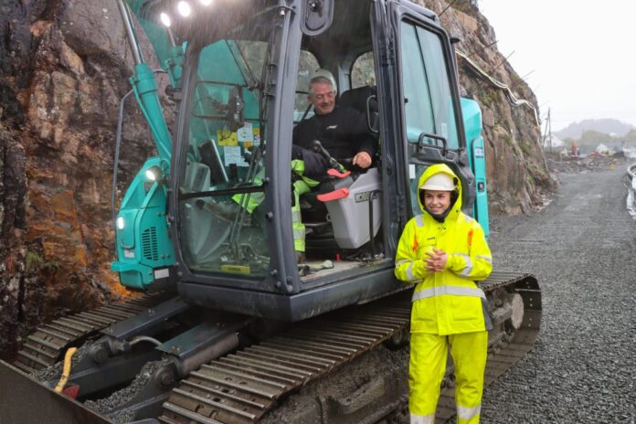 Mathea Aure er førsteårs lærling som anleggsmaskinfører hos HGT. I Kobelco-graveren sitter Matheas fadder