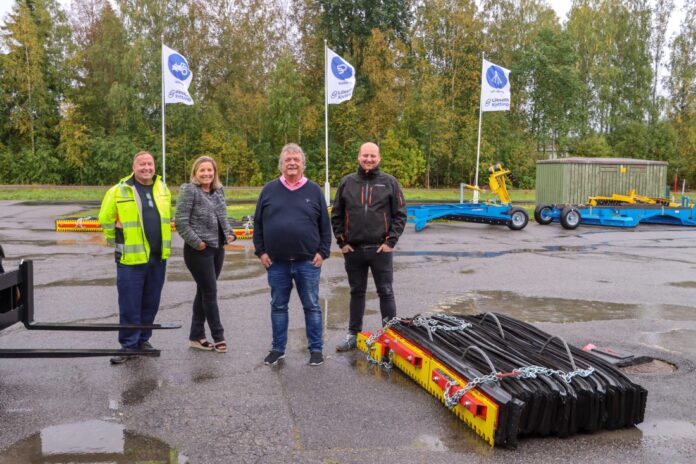 Lilleseth Kjetting leverer kjetting, lastsikring, løfteutstyr, utstyr for veivedlikehold og mye, mye mer. Fra venstre: Anders Larsen, ansvarlig for løft og sikring, Stine Lilleseth, markedssjef, Knut Lilleseth, daglig leder, og Audun Aaserud, produktansvarlig redskap. (Foto: Njål Hagen)