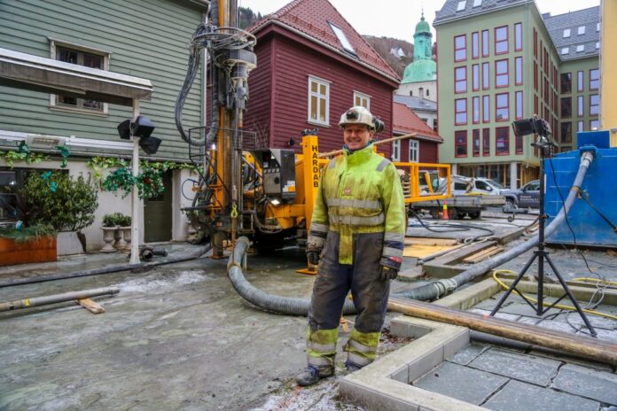 Brønnborer Hjalmar Tokle er svært fornøyd med boreriggen de bruker på prosjektet: en 11