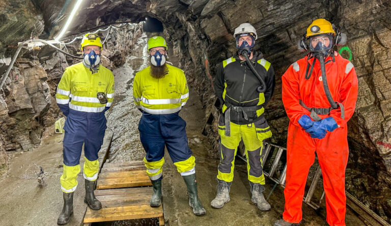 Ingen jobb for de fintfølende. Fra venstre: Martin Austin Stormoen, geolog i Vann- og avløpsetaten i Oslo kommune (VAV), byggeleder Åsmund F. Svedjan i VAV, anleggsleder Michael Selbo i Bleikvassli Gruber og tunnelarbeider Kevin Tränkner i Bleikvassli Gruber. (Foto: Runar F. Daler)