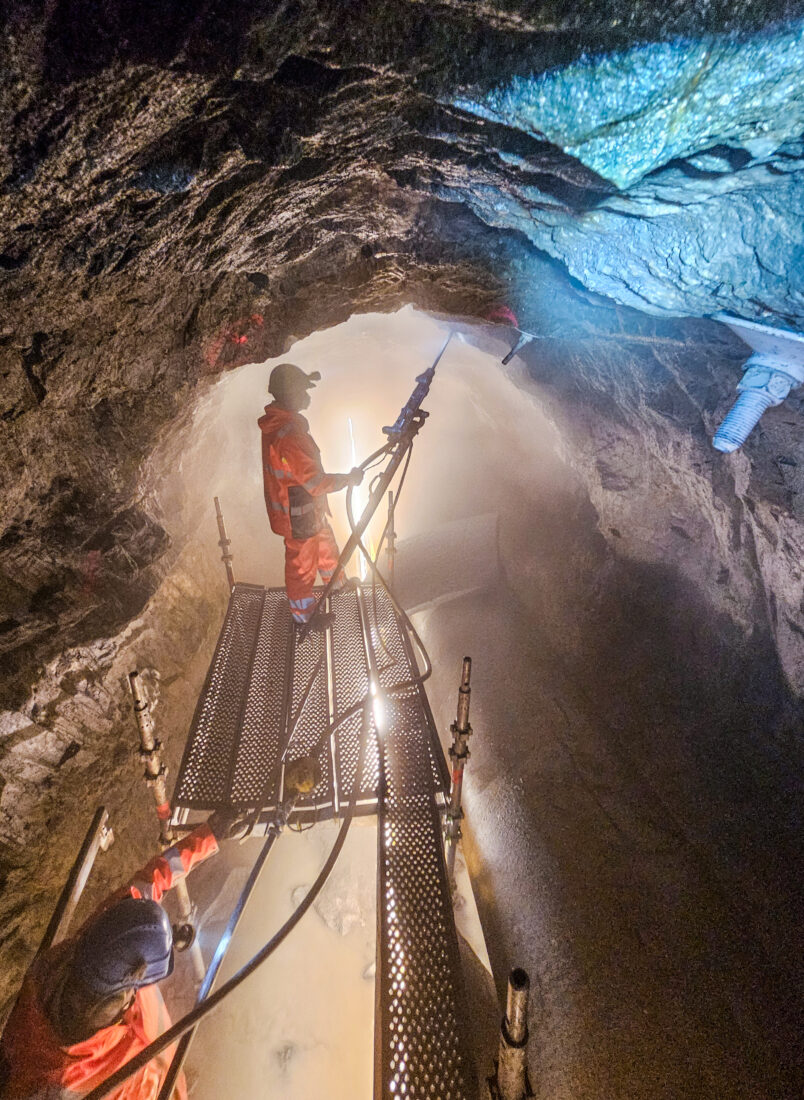 Det blir en del boring inne i den forholdsvis trange tunnelen (selv om entreprenøren er vant til enda trangere). Da går det i knemater. (Foto: VAV)