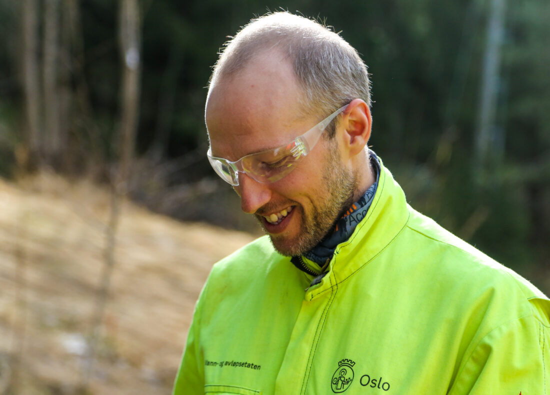 – Det er en god del tunneler med åpent avløp, altså hvor kloakken renner åpent rett på bakken i tunnelen, slik som denne, forteller geolog i VAV, Martin Austin Stormoen.(Foto: Runar F. Daler)