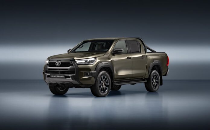 Toyota Hilux kommer i en hybrid-løsning på det norske marked neste høst. (Foto: Toyota)