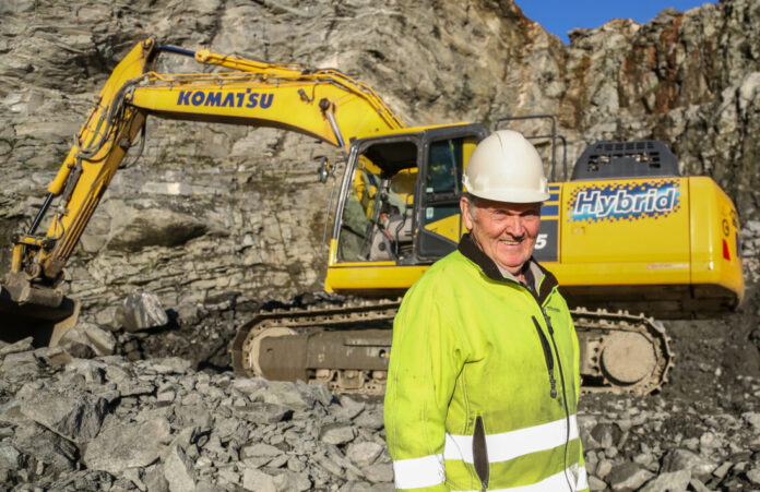 DREVEN: Harry Opheim har opplevd litt av hvert etter nesten 60 år i bransjen. Her er han på jobb på steinbruddet til Stryn Pukk. (Foto: Runar F. Daler)|STRI STRØM: Her krysser Harry en elv i Skjerdingsdalen i forbindelse med forberedende arbeid for fundament til bro på rv. 15