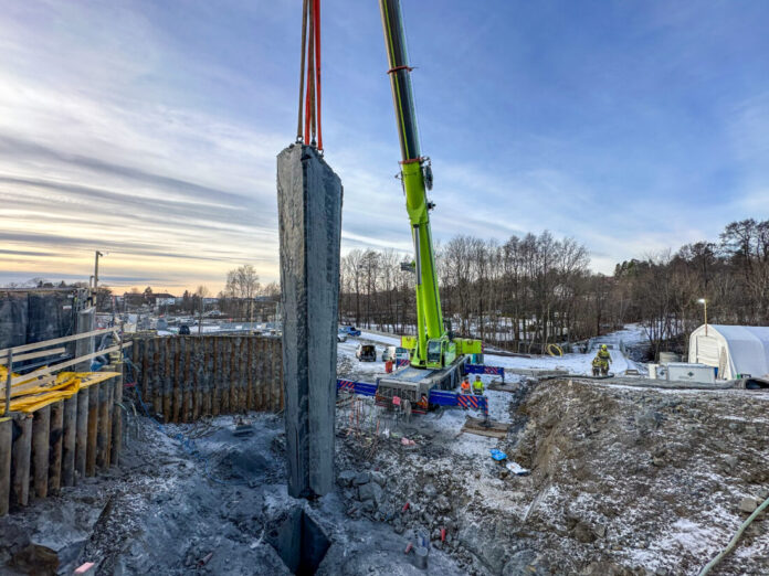 Fjellblokka som ble løftet opp er hele 12 meter høy. Den er kileformet