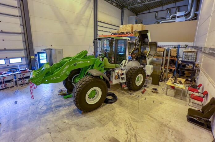 Hydraulikk-killer: Excess Engineering bygger om en Volvo L110 til batterielektrisk drift og med elektriske sylindre (aktuatorer). (Foto: Njål Hagen)|Her er den elektriske sylinderen (aktuator). Excess Engineerings patenterte teknologi omgjør roterende energi til lineære bevegelser inn og ut. Teknologien bak den elektromekaniske kraftoverføringen er tidligere blitt brukt på subsea-verktøy i offshoreindustrien. Parallelt med hjullasterprosjektet jobbes det også med et annet pilotprosjekt på et nokså annerledes felt - ubåter. Her skal aktuatoren brukes til en mekanisme som heiser ubåtens antenner opp og ned. (Foto: Njål Hagen)|Hjullasterprosjektet er et samarbeid mellom Excess Engineering og Rental.one. Fra venstre: Ove Kalvatn