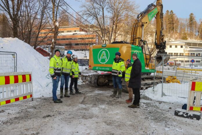 BESØK: VVA-prosjektet Vakås E4 i Asker kommune har tiltrukket seg mange besøkende siden oppstarten i fjor høst. Denne dager er Egil Martin Solberg Norderhaug (t.h.) og Ole Dahlen fra Østfold fylkeskommune på befaring for å få informasjon om hvilke løsninger som er valgt for å redusere klimagassutslipp. Fra høyre: Håvard Teigen