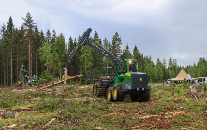 John Deere Forestry AS hadde lagt lanseringen av de nye modellene i John Deere H-serien i skogen til Mathiesen Eidsvold Værk ved Nordmokorset i Nannestad kommune. Lassbærere med modellene 2010H