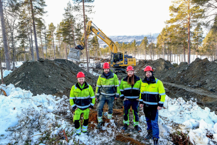 Her jobber Ramlos med å grave grøft til VA i Vesleåsen i fjellbygda Vingelen i Innlandet. – Supert vinterarbeid