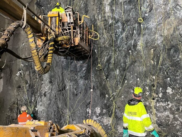Nylig utførte Skanska det som skal være verdens første kommersielle tunnelsalve med Hydrogenperoksidemulsjon fra Hypex Bio Norge. (Foto: Skanska)