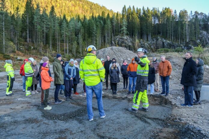 En busslast med byråkrater fra avdeling for opplæring og kompetanse i Vestland fylkeskommune fikk blant annet en omvisning på området på prøvestasjonen på Mo. (Foto: Runar F. Daler)|Fagleder Siglinde Svare og seksjonsleder Øivind Høines fra fylkeskommunen var imponert over det de fikk se i Førde. – Det har stor verdi for oss å få komme ut og se hvordan ting fungerer i praksis