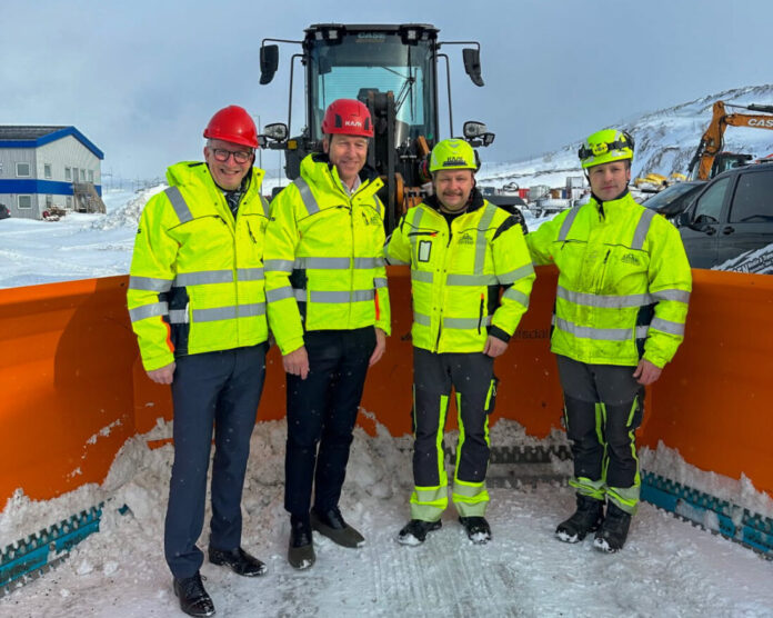 Olje- og energiministeren besøkte MEF-medlem Larsen Maskin & Transport AS under besøket i Hammerfest. Fra venstre: Kjell Giæver