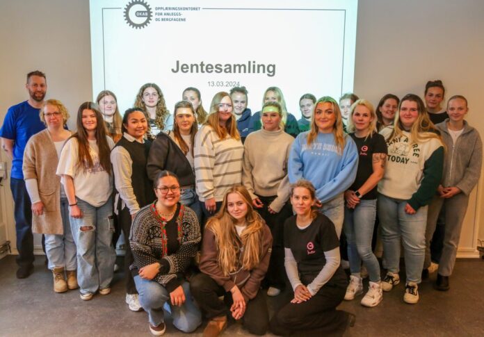 For første gang arrangerte OKAB region vest en samling for kvinnelige lærlinger. Mange satte tydelig pris på å komme sammen og snakke med andre i samme situasjon. (Foto: Runar F. Daler)|Stian Eikevik fra OKAB Hordaland og Nord-Rogaland og Katrine Bjønnes Larsen fra OKAB Sogn og Fjordane var ansvarlige for gjennomføringen av samlingen. (Foto: Runar F. Daler)|Alle deltakerne fikk en slik t-skjorte. (Foto: Runar F. Daler)|Det kom frem at en del av jentene opplever å bli behandlet annerledes enn gutta ute på anleggene. Ikke minst har mange opplevd å få kommentarer og meldinger som går på utseendet. (Foto: Runar F. Daler)|Silje Sanden
