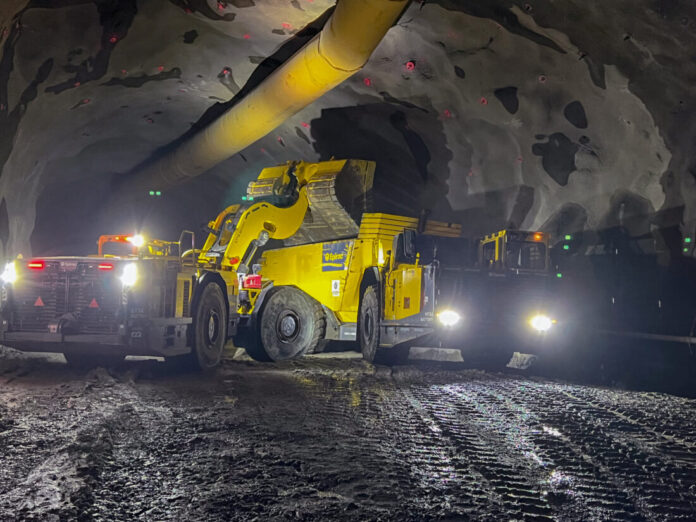 Statens vegvesen krever risikovurdering før bruk og lading av batterielektriske maskiner i tunnel. Illustrasjonsfotoet er fra prosjektet ny vannforsyning i Oslo der det benyttes batterielektriske maskiner fra Epiroc. (Foto: Njål Hagen)|Det var ved denne ladestasjonen det oppstod brann i et batteri. (Foto: Njål Hagen)